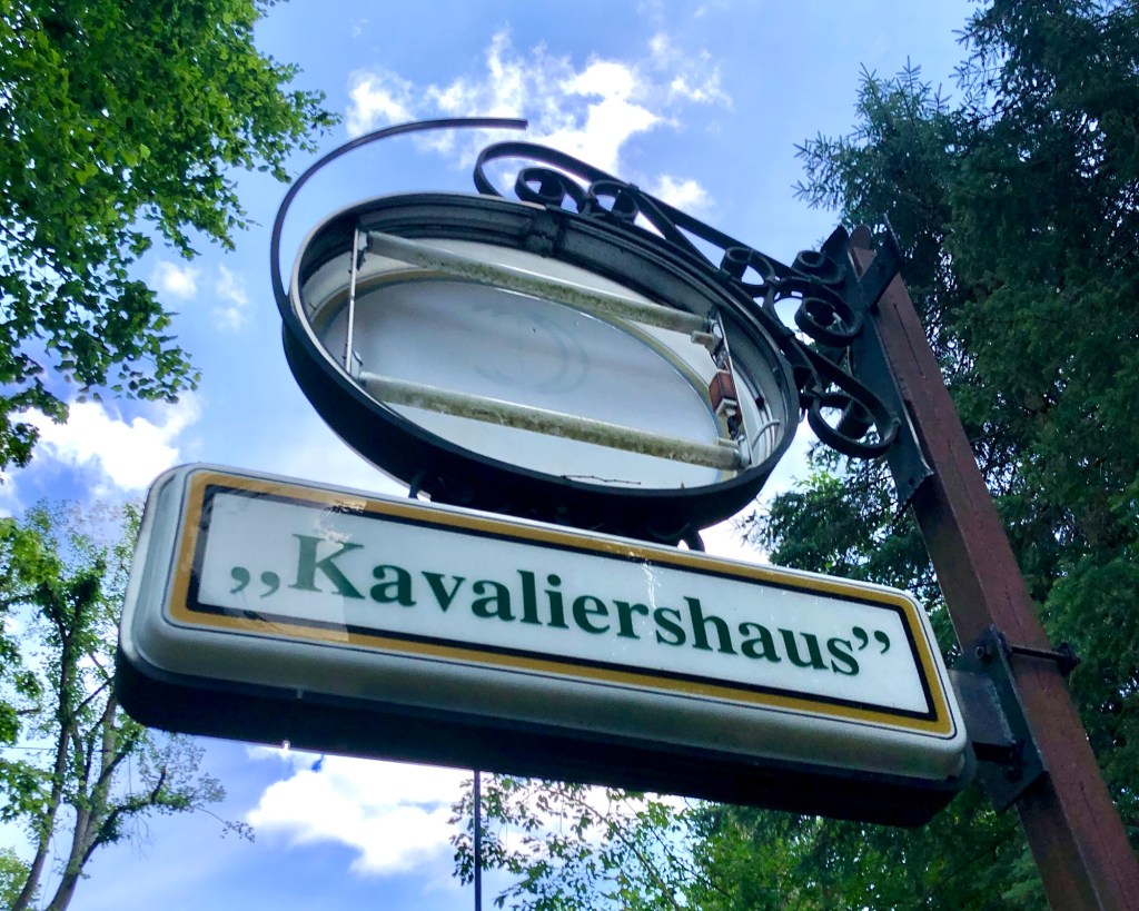 Schloss Reinhardsbrunn altes Hotel Kavaliershaus Schild