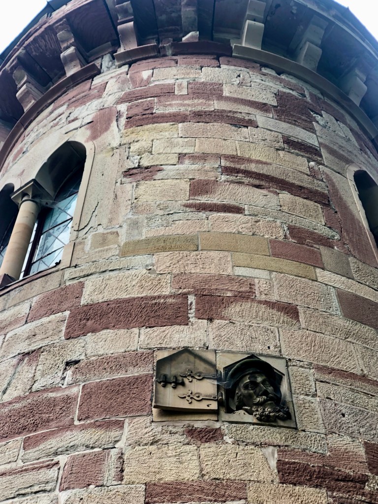 Schloss Reinhardsbrunn Rundturm Detail mit Gesicht