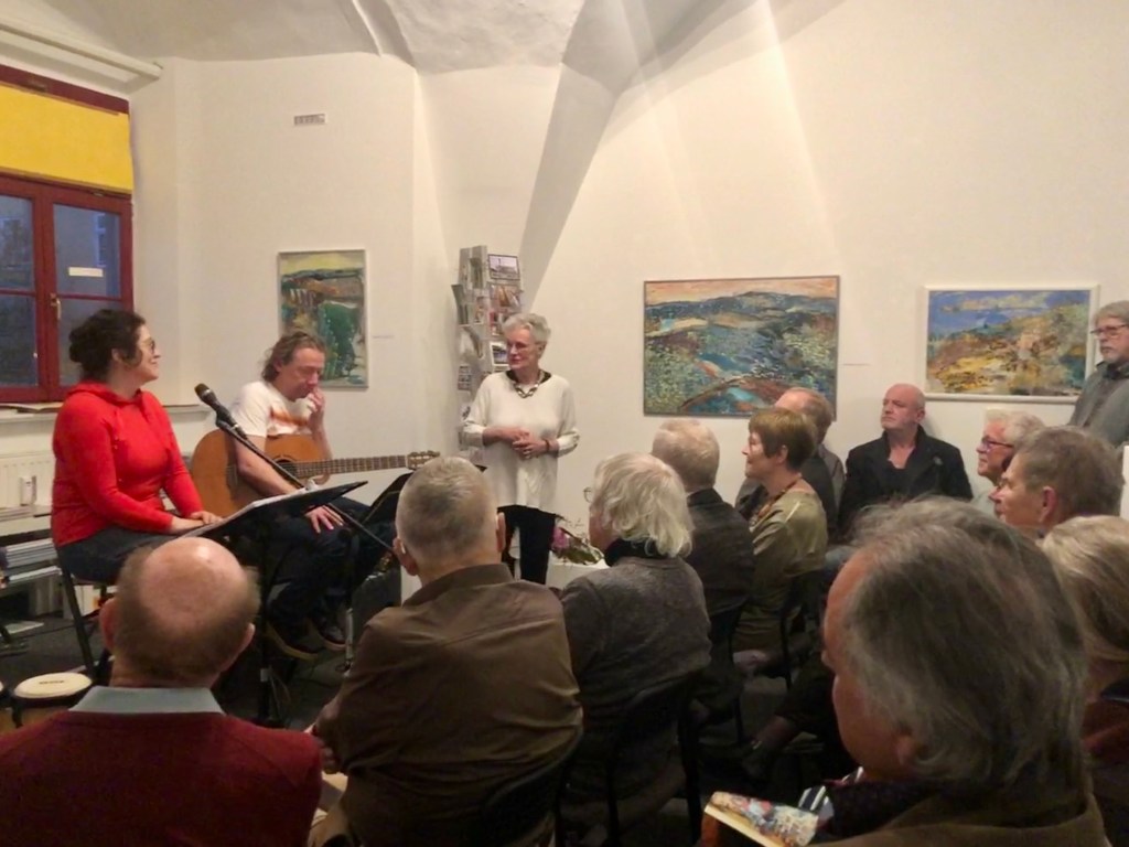 Siegfried Böhning, Schloss Dryburg, 2025, Vernissage, Kunstwestthüringer Vorsitzende Juliane Döbel Ansprache, Musik Ola & kris Duo, Gesang / Gitarre