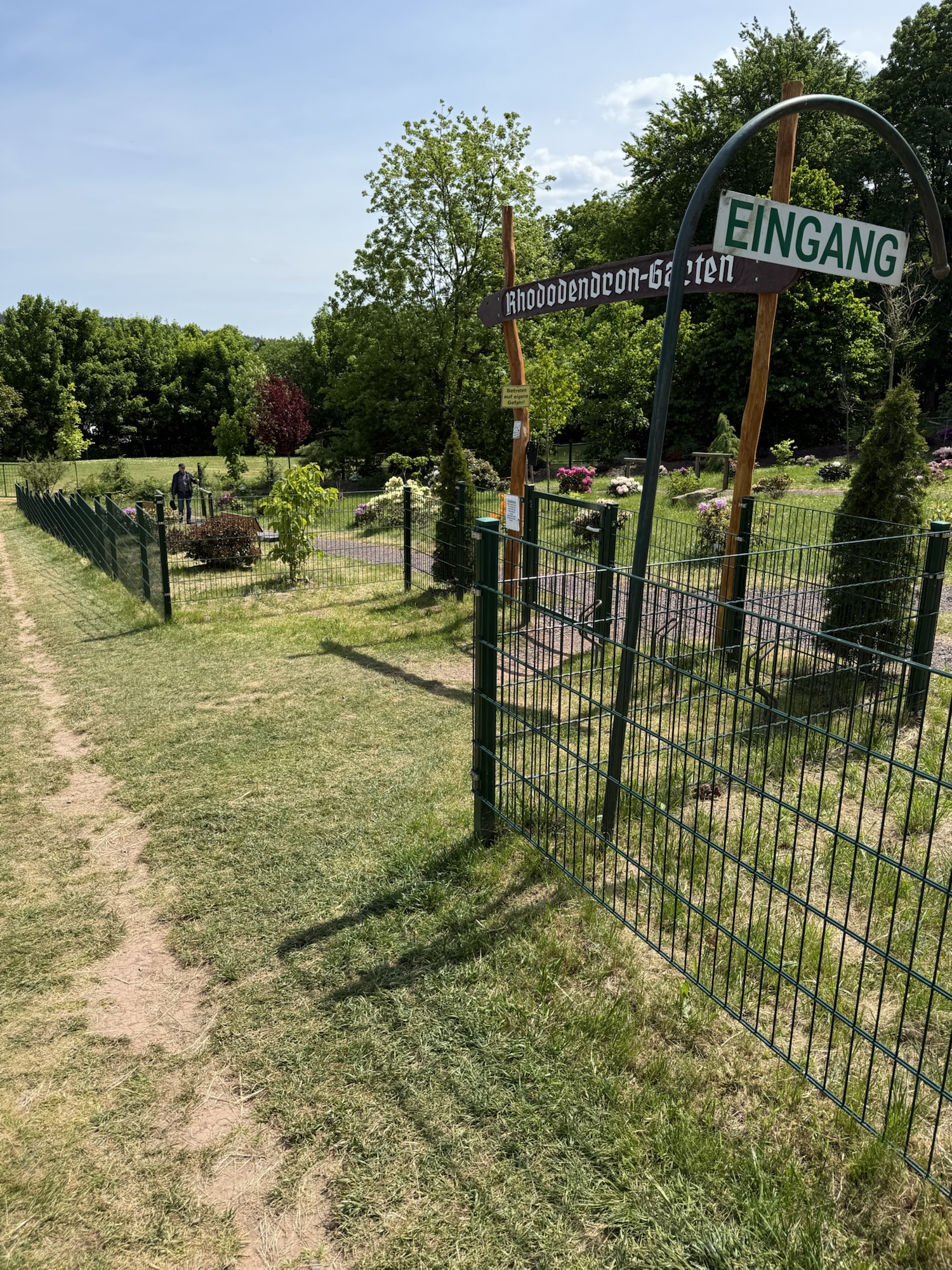 Rhododendrongarten Bad Tabarz Zugangsweg vorm Eingang