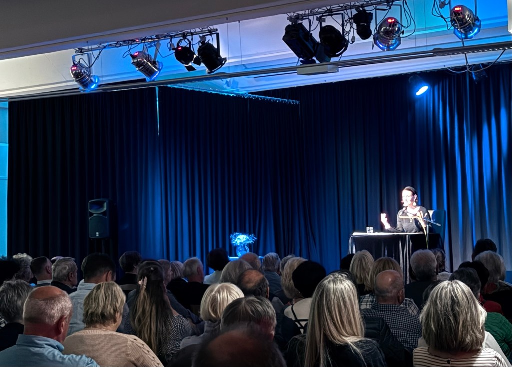 Annett Renneberg im KUKUNA Bad Tabarz 2025, Bühne und Publikum